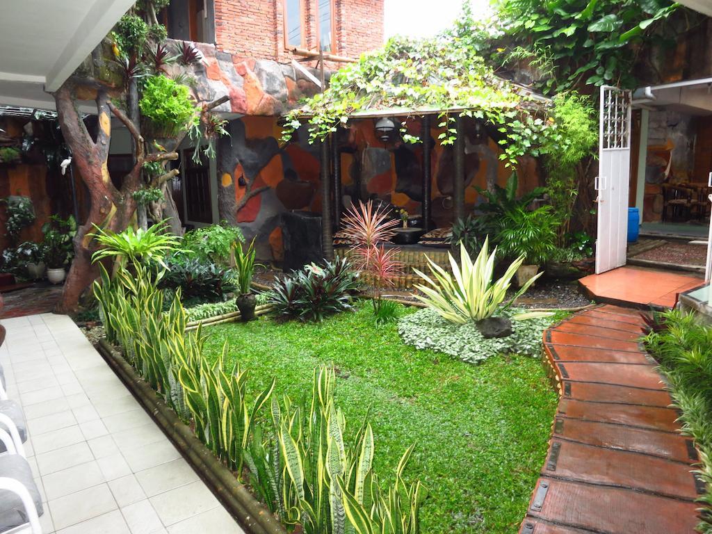 Enny'S Guest House Маланг Екстериор снимка