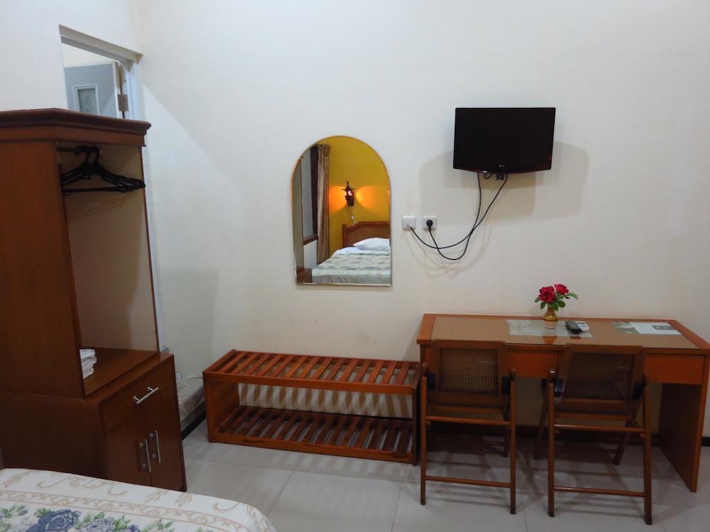Enny'S Guest House Маланг Екстериор снимка