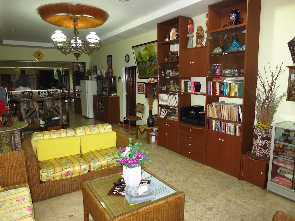 Enny'S Guest House Маланг Екстериор снимка